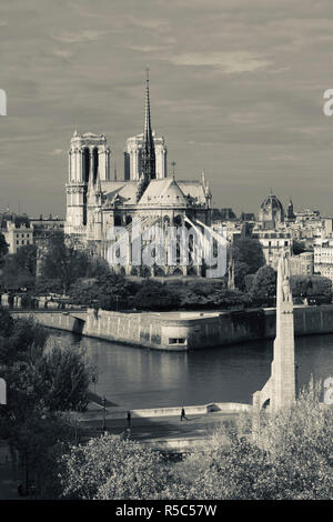 Francia, Parigi, vista in elevazione della Cattedrale di Notre Dame e il Pont de la Tournelle bridge Foto Stock