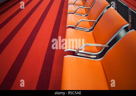 Francia, Parigi, Aeroport Charles de Gaulle airport, Aerogare 2-terminale E, area partenze internazionali Foto Stock