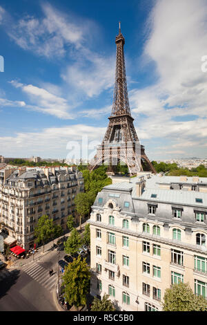 Francia, Parigi Torre Eiffel, vista sopra i tetti Foto Stock