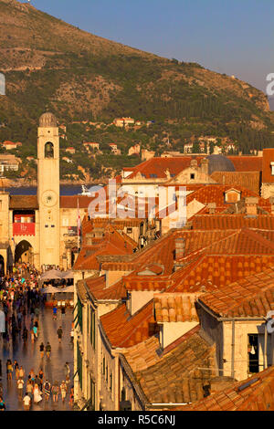 Torre Campanaria e Stradun, Dubrovnik, Dalamatia, Croazia Foto Stock