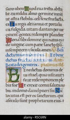 Pagina testo con lettera iniziale "B". Mirandola ore. L'Italia, circa 1490-1499. [Intero folio] Testo pagina dalle ore della Vergine. Il Benedictus [Luca 1, 68-70], con iniziale 'B' formata di rami. Immagine presa da Mirandola ore. Originariamente pubblicato/prodotto in Italia, circa 1490-1499. Fonte: Aggiungi. 50002, f.26v. Lingue: Latina. Foto Stock