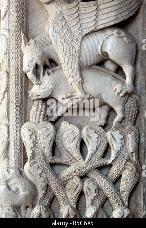 Portale romanico dal maestro scultore Radovan (1240s), la cattedrale di San Lorenzo, Trogir, Dalmazia, Croazia Foto Stock