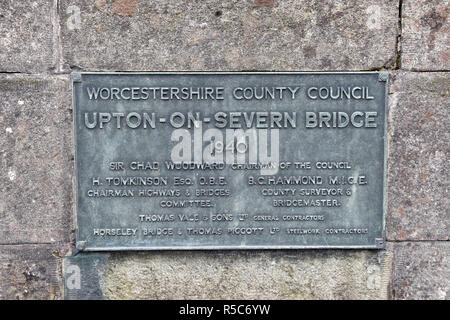 La placca sul Upton-Upon-Severn bridge, noto anche come Upton-On-Severn, preso in Upton-Upon-Severn, Worcestershire, Regno Unito Foto Stock