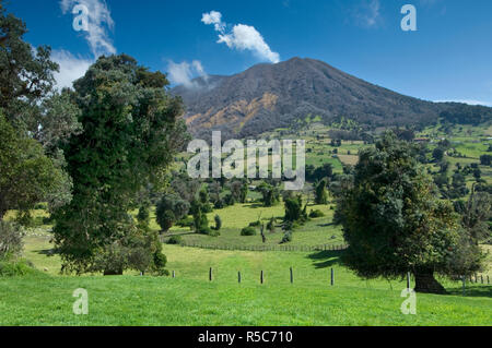 Costa Rica, Vulcano Turrialba, attività fumarolica, fumarole, vapore, gas attivo, Mountain Tropical Cloud Forest Foto Stock