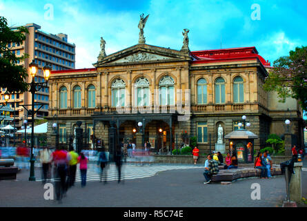 Costa Rica, San Jose, il Teatro Nazionale, costruito nel 1897, la più bella costruzione storica in San Jose, basato sull'Architecutre del Teatro dell'Opera di Parigi, La Plaza di cultura, un punto di riferimento Foto Stock