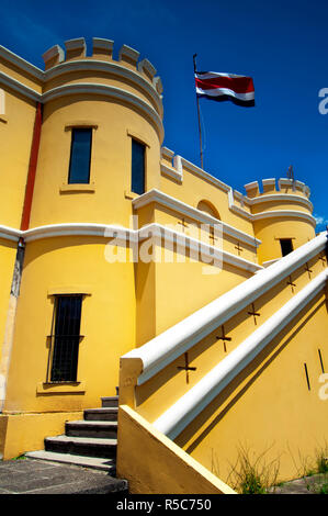 Costa Rica, San Jose, Museo Nazionale, Ex Caserma, rocca di Bellavista, Costa Rican Bandiera Foto Stock