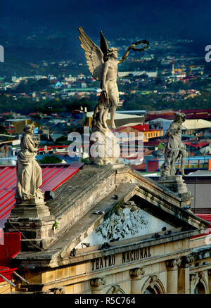 Costa Rica, San Jose, il Teatro Nazionale, statue, ingresso anteriore, un punto di riferimento Foto Stock
