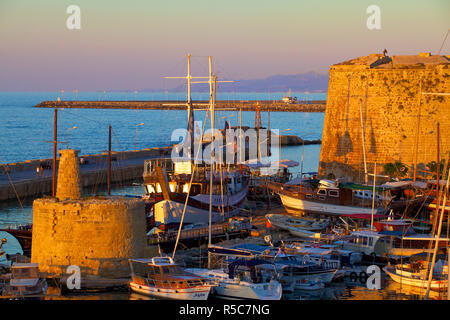 Kyrenia il castello e il porto, Kyrenia, Cipro del Nord Foto Stock
