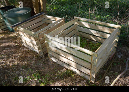 Il compost bin come semplici di legno silos in giardino, messa a fuoco selezionata Foto Stock