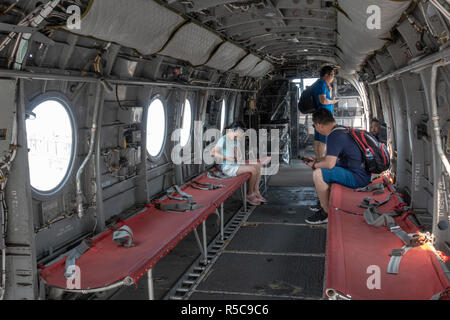 Vista interna di posti a sedere di un CH-46 Sea Knight elicottero, USS Midway, San Diego, California, Stati Uniti. Foto Stock