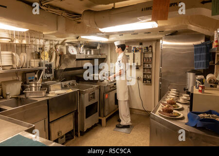 Cucina privata nella bandiera ufficiali (Admiral's) cabina USS Midway, San Diego, California, Stati Uniti. Foto Stock