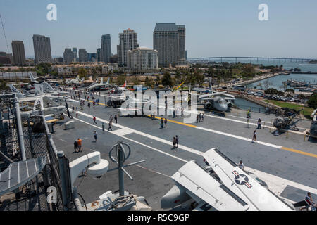 Vista generale attraverso il ponte di volo della USS Midway Museum, Baia di San Diego, California, Stati Uniti. Foto Stock