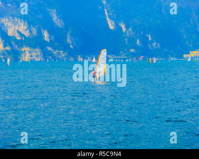 Torbole - un windsurf sul Lago di Garda a Torbole Foto Stock