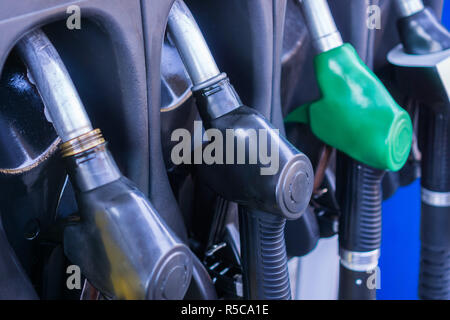 Close up di gas gli ugelli della pompa in una stazione di servizio Foto Stock