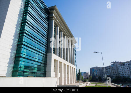 Settembre 18, 2017 Bucarest/Romania - Close up della facciata della nuova e moderna biblioteca nazionale della Romania edificio Foto Stock