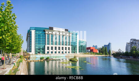 Settembre 18, 2017 Bucarest/Romania - La moderna biblioteca nazionale della Romania sulla riva del fiume Dambovita su una soleggiata giornata chiara Foto Stock