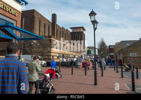 Lo shopping nel centro di Tilbury, Essex Foto Stock