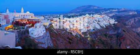 Vista in elevazione al di sopra del paesaggio vulcanico e la cittadina principale di Fira, Santorini (Thira), Isole Cicladi, Grecia Foto Stock