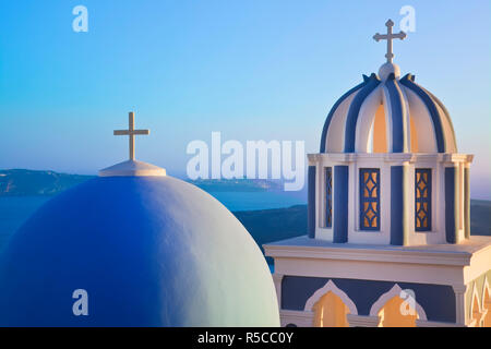 I campanili della Chiesa Ortodossa che si affaccia sulla caldera a Fira, Santorini (Thira), Isole Cicladi, Grecia Foto Stock