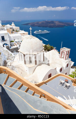 La chiesa e la nave di crociera, Fira, Santorini (Thira), Cicladi Grecia Foto Stock