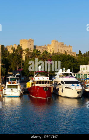 Palazzo del Gran Maestro & Mandraki Harbour, Rodi, Rodi, Grecia Foto Stock