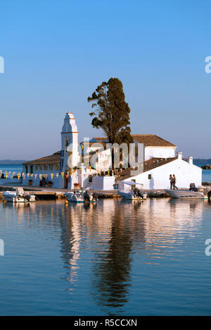 Sunset scena di Vlacherna Monastery, Kanoni, Corfù, Grecia Foto Stock