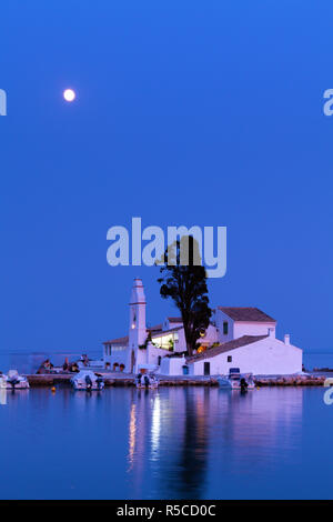 Scena notturna di Vlacherna Monastery con luna, Kanoni, Corfù, Grecia Foto Stock