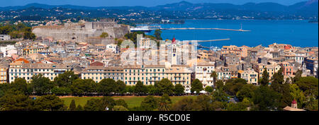 Panoramica vista aerea dalla vecchia fortezza sulla città con la nuova fortezza, Corfu, l'isola di Corfù, Grecia Foto Stock