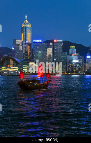 Una delle ultime cinese giunche a vela sul Victoria Harbour, Hong Kong, Cina, Asia, visto da Kowloon Foto Stock