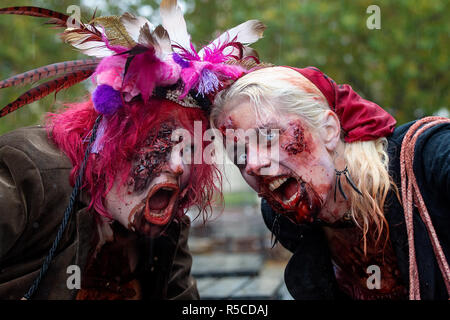 I partecipanti in pieno il trucco e Costume di annuale di Bristol Zombie a piedi - 27 ottobre 2018, Bristol, Inghilterra Foto Stock