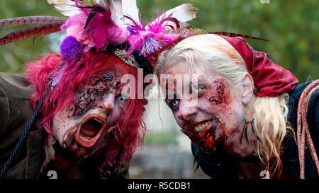 I partecipanti in pieno il trucco e Costume di annuale di Bristol Zombie a piedi - 27 ottobre 2018, Bristol, Inghilterra Foto Stock