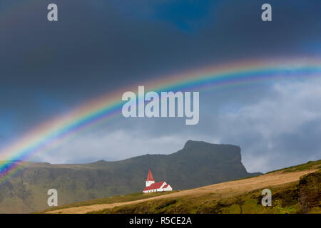 Rainbow sulla Chiesa, Vik, Islanda Foto Stock