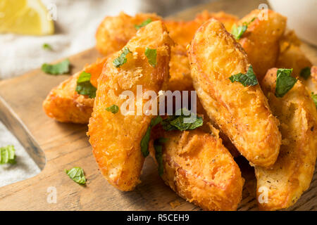 In casa Fritte Halloumi le patatine fritte con yogurt Dip Foto Stock