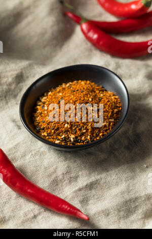 Organic giapponese di sette Shichimi Spice in una ciotola Foto Stock