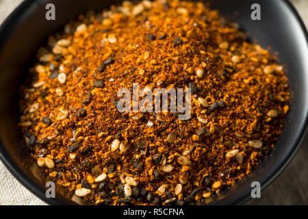 Organic giapponese di sette Shichimi Spice in una ciotola Foto Stock