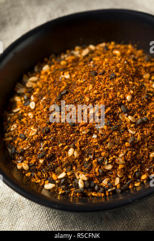 Organic giapponese di sette Shichimi Spice in una ciotola Foto Stock