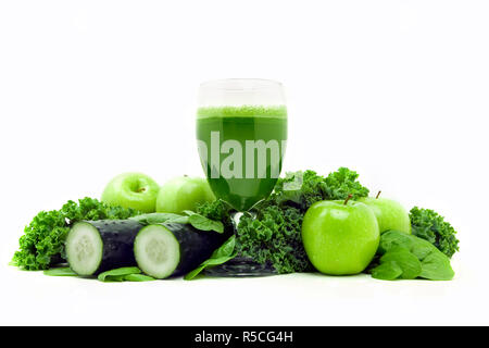 Un sano succo verde su sfondo bianco Foto Stock