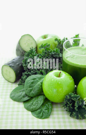 Un sano succo verde su sfondo bianco Foto Stock