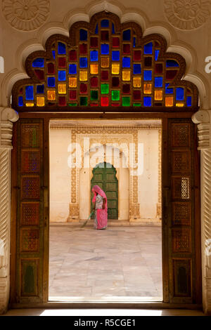 Vista attraverso il portale della donna spazzamento, Meherangarh Fort, Jodhpur, Rajasthan, India Foto Stock