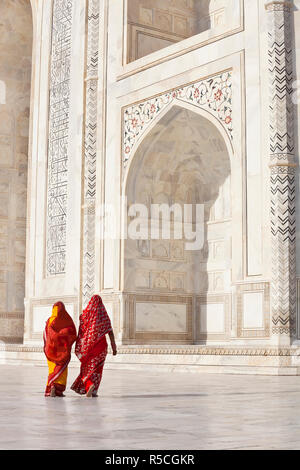 Taj Mahal, Sito Patrimonio Mondiale dell'UNESCO, le donne in sari colorati, Agra, nello stato di Uttar Pradesh, India, (MR) Foto Stock