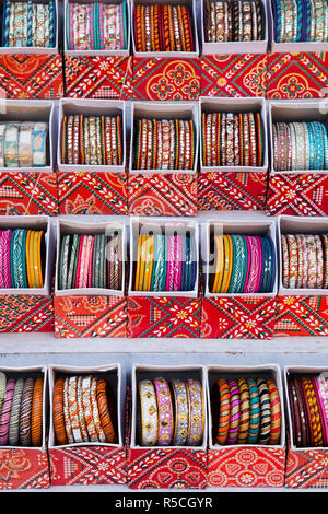 Braclets colorati per la vendita in un negozio di Jaipur, Rajasthan, India Foto Stock