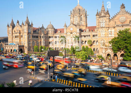 Chhatrapati Shivaji Terminus (Victoria Terminus), più trafficata Stazione ferroviaria in Asia, Mumbai, nello Stato del Maharashtra, India Foto Stock