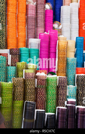 Colorate braclets decorativo per la vendita in un negozio in Mumbai, India Foto Stock