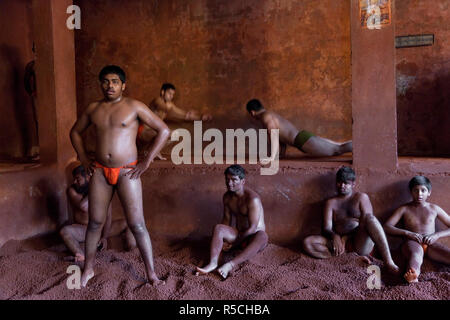 Kushti, tradizionale indiano, wrestling lottatori formazione, Kolhapur, Maharashtra, India Foto Stock