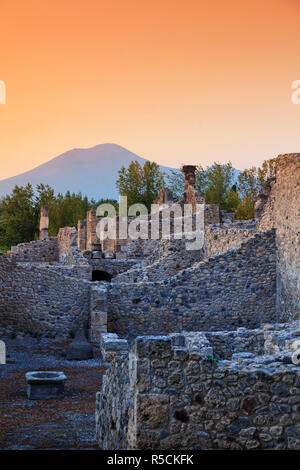 L'Italia, Napoli, Pompei Scavi archeologici (UNESCO sito) con il Vesuvio sullo sfondo Foto Stock