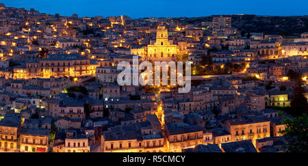 Vista su Modica & San Giorgio cattedrale (stile barocco), Sicilia, Italia Foto Stock