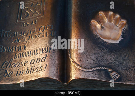 Il Kazakistan, Almaty, Respublika Alangy creato sovietica cerimoniale sqaure, Bronzo libro con il lato di stampa del Presidente Nazarbaevâ€™s palm Foto Stock