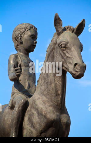 Il Kazakistan, Almaty, Respublika Alangy creato sovietica piazza cerimoniale statua della ragazza sul cavallo vicino al monumento a indipendenza Foto Stock