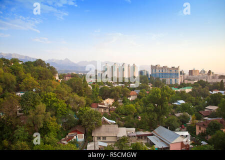 Il Kazakistan, Almaty in vista della città di Almaty da Kok-Tobe Foto Stock