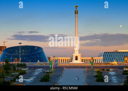 Il Kazakistan, Astana, monumento KazakYeli (kazako paese), Shabyt Palazzo delle Arti e il palazzo di indipendenza Foto Stock